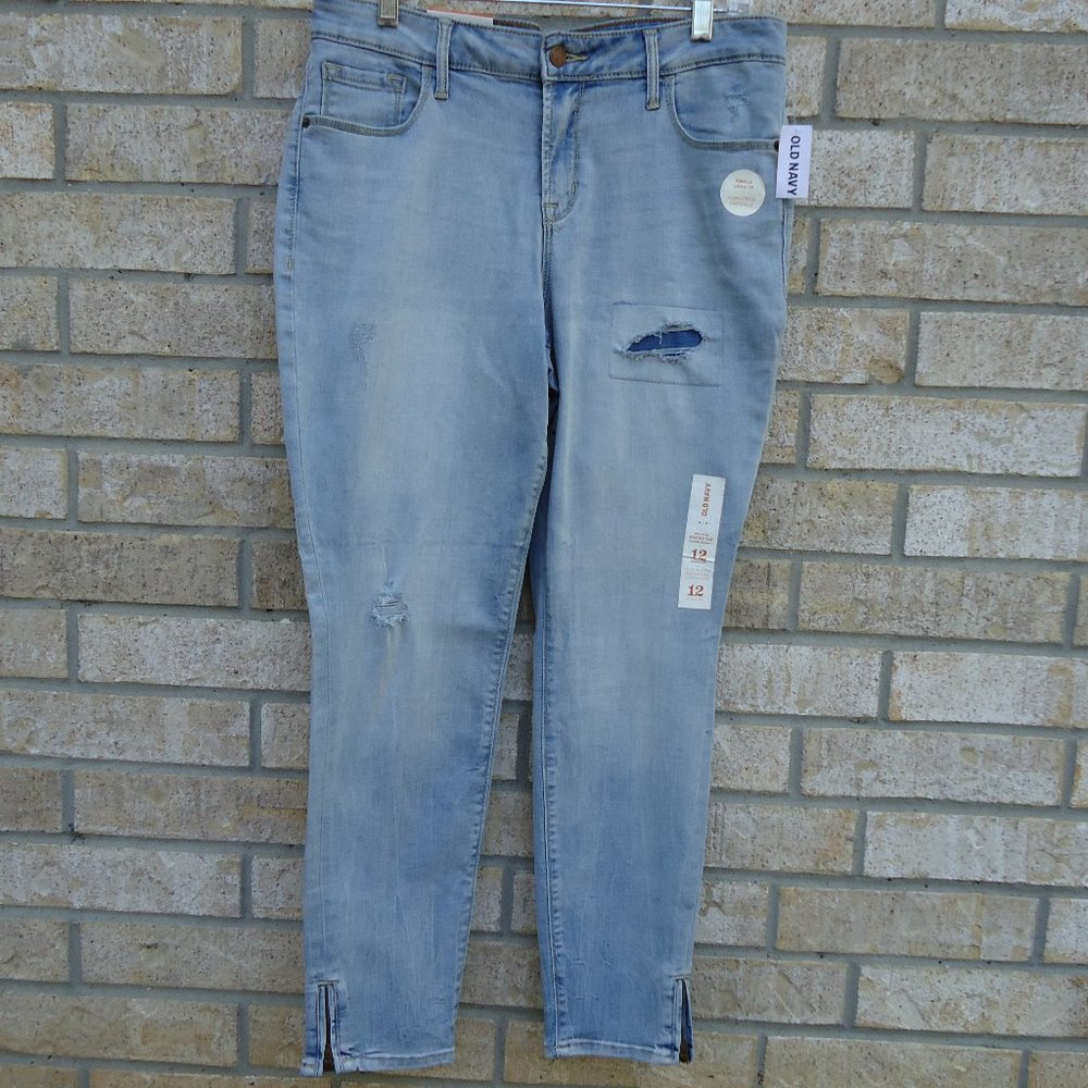 NWT. SIZE 12. Old Navy Rockstar Skinny mid-rise Jeans.